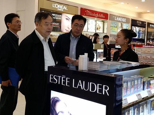 國有重點(diǎn)大型企業(yè)監(jiān)事會趙小平主席一行考察瑞麗、畹町兩家免稅店