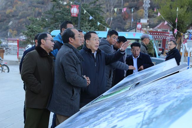 11、張學(xué)武董事長考察迪慶州阿墩子古城規(guī)劃建設(shè)情況_副本.jpg