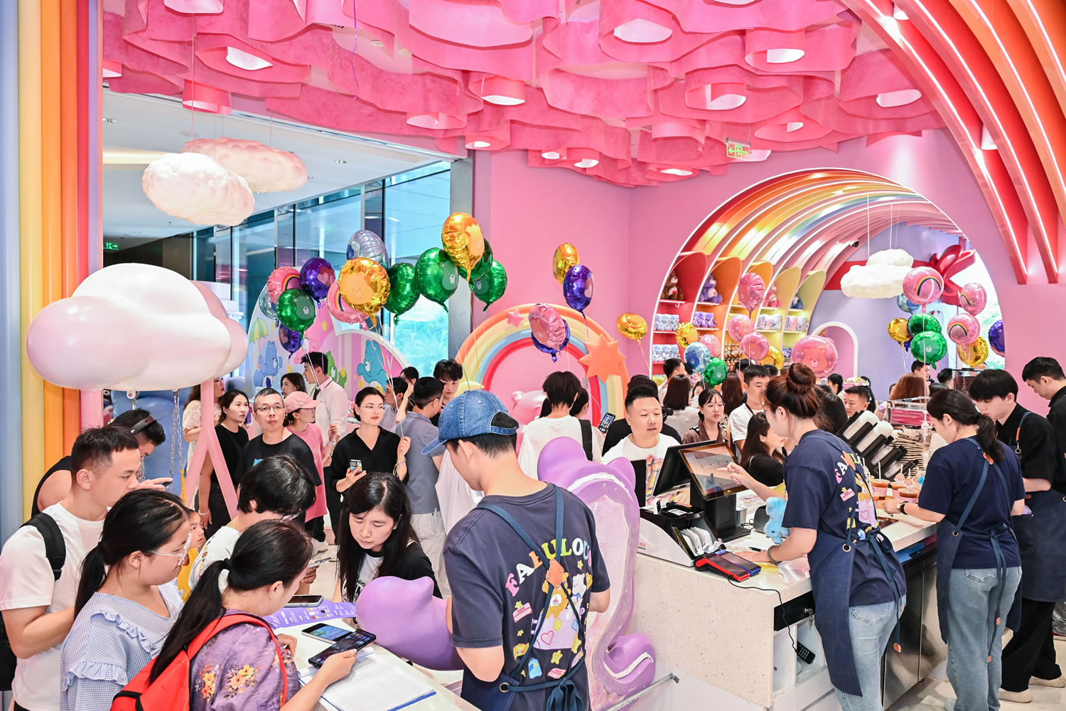 cdf三亞國際免稅城攜手Care Bears打造沉浸式消費(fèi)新場景 暑期親子游熱潮再升溫